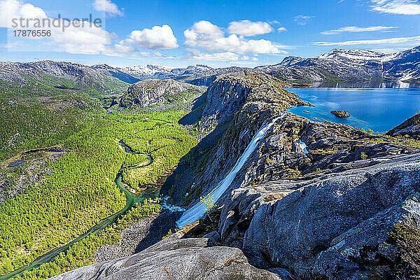 Norwegen  Nordland  malerischer Blick auf den See Litlverivatnet und den Wasserfall Litlverivassfossen