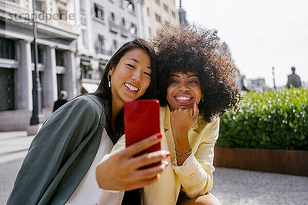 Frau macht Selfie mit Freund über Smartphone