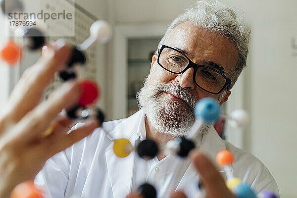 Wissenschaftler mit Brille betrachten molekulare Struktur