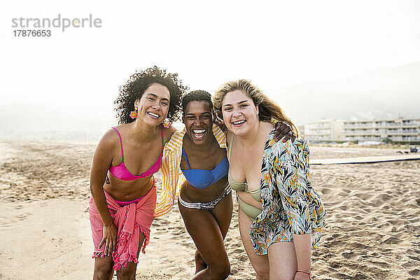 Fröhliche Frauen  die gemeinsam Spaß am Strand haben