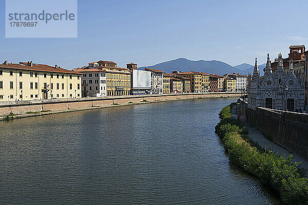 Italien  Toskana  Pisa  Arno-Kanal mit Wohngebäuden und Kirche Santa Maria Della Spina