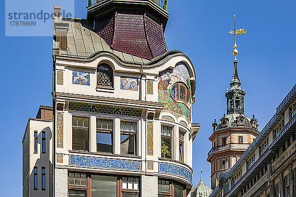 Deutschland  Sachsen  Leipzig  Außenansicht des Café Riquet mit dem Glockenturm der St.-Nikolaus-Kirche im Hintergrund