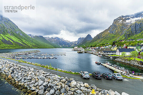 Norwegen  Troms und Finnmark  Gryllefjord  Hafen eines Fischerdorfes an der Küste des Gryllefjords