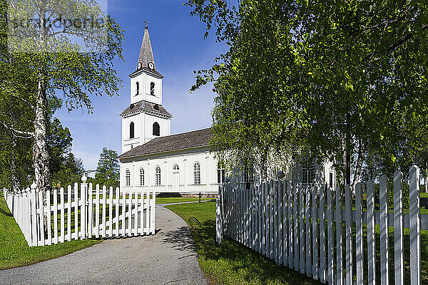 Schweden  Kreis Vasterbotten  Sorsele  offenes Tor einer rustikalen Kirche