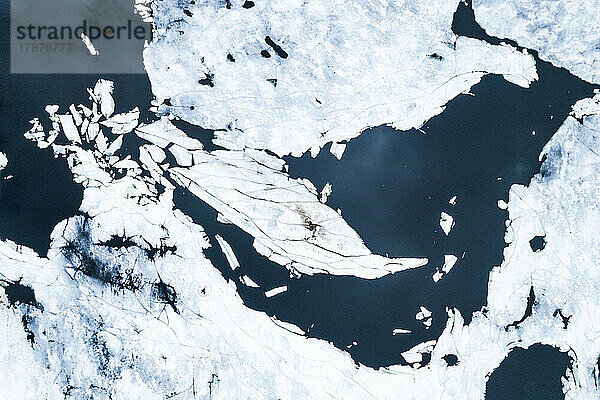 Norwegen  Nordland  Drohnenansicht des im Alpensee schwimmenden Eises