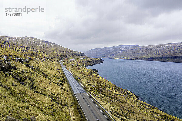 Entlegene Autobahn  die sich entlang des Fjords erstreckt