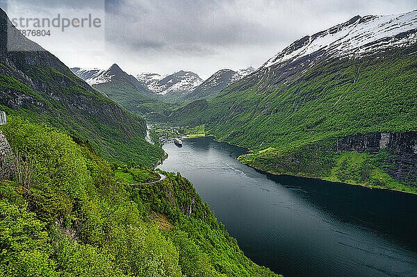 Norwegen  Møre og Romsdal  malerischer Blick auf den Geirangerfjord