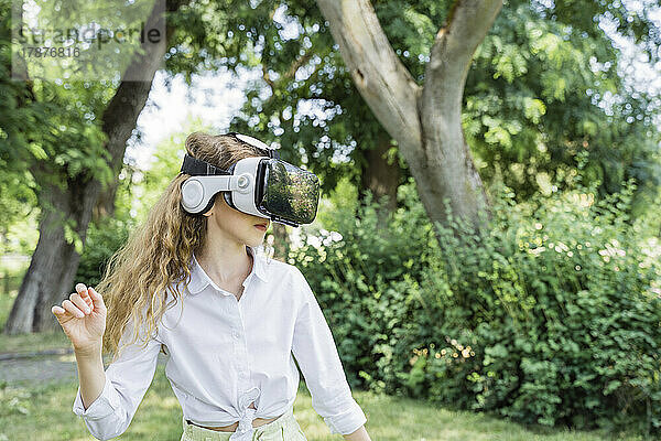 Mädchen trägt Virtual-Reality-Simulator im Park