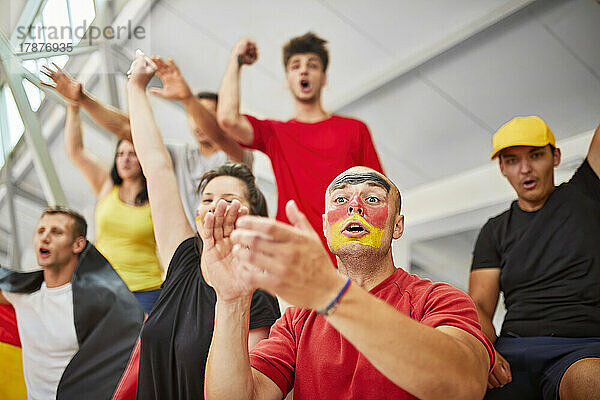 Junge Fans jubeln bei Sportveranstaltung im Stadion