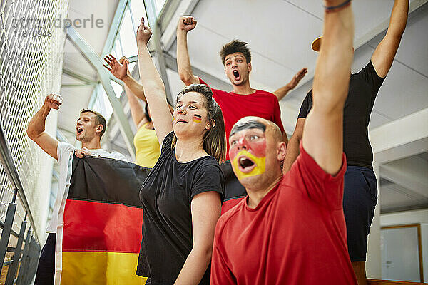 Begeisterte Fans jubeln gemeinsam und schauen sich das Sportereignis im Stadion an