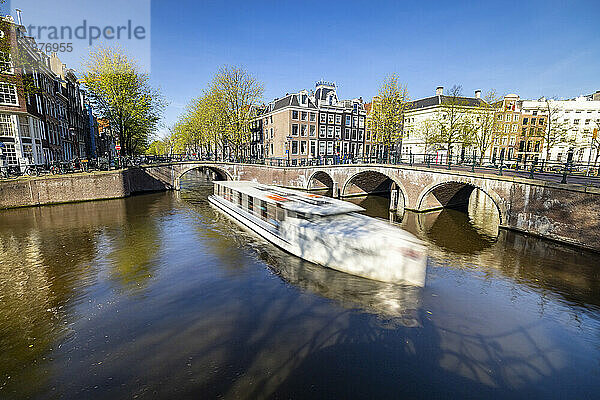 Niederlande  Nordholland  Amsterdam  Ausflugsboot segelt entlang des Stadtkanals