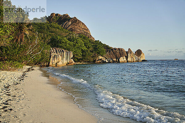 Seychellen  La Digue  tropischer Strand im Sommer mit Felsformationen im Hintergrund