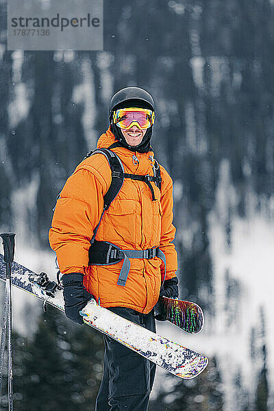 Lächelnder Mann mit Skibrille im Winter