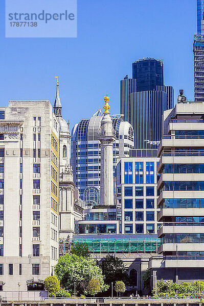 Großbritannien  England  London  Wolkenkratzer in der Innenstadt mit hoher Säule in der Mitte