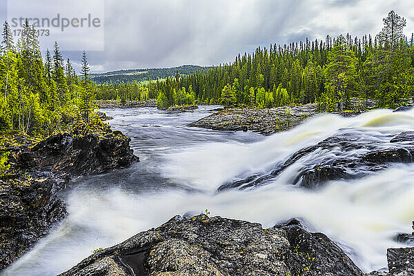 Schweden  Kreis Vasterbotten  Langzeitbelichtung des Dimforsen-Wasserfalls