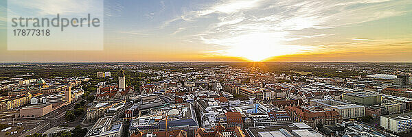 Deutschland  Sachsen  Leipzig  Panoramablick auf die Innenstadt bei Sonnenuntergang