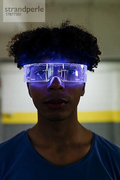 Junger Mann mit futuristischer Brille in der U-Bahn