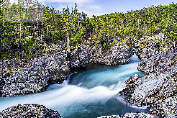 Norwegen  Innlandet  Langzeitbelichtung des Flusses Sjoa  der durch die Schlucht Ridderspranget im Jotunheimen-Nationalpark fließt