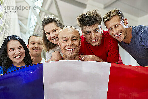 Glückliche Sportfans mit französischer Flagge im Stadion