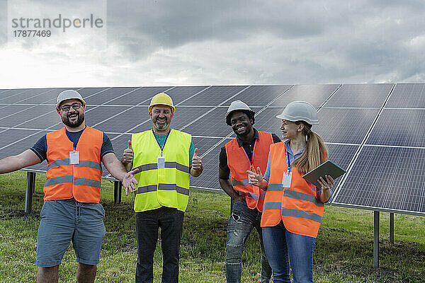 Glückliche Ingenieure stehen zusammen am Solarkraftwerk