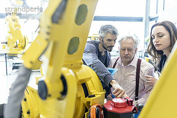 Techniker untersuchen Industrieroboter in der Fabrik