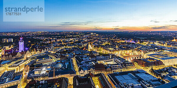Deutschland  Sachsen  Leipzig  Panoramablick auf die beleuchtete Innenstadt in der Abenddämmerung