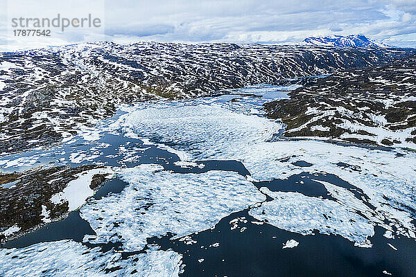 Norwegen  Nordland  Drohnenansicht des eisigen Sees im Store Haugfjell-Gebirge