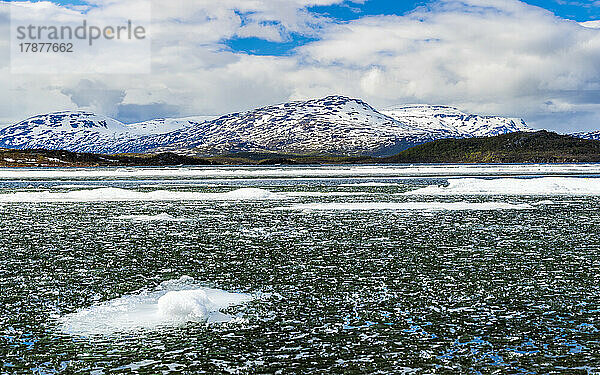 Schweden  Kreis Norrbotten  Eis schwimmt im Akkajaure-Stausee mit Bergen im Hintergrund