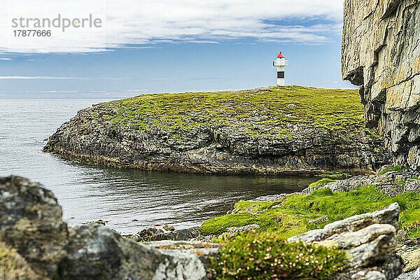 Norwegen  Nordland  Küste der Insel Andoya mit Leuchtturm im Hintergrund