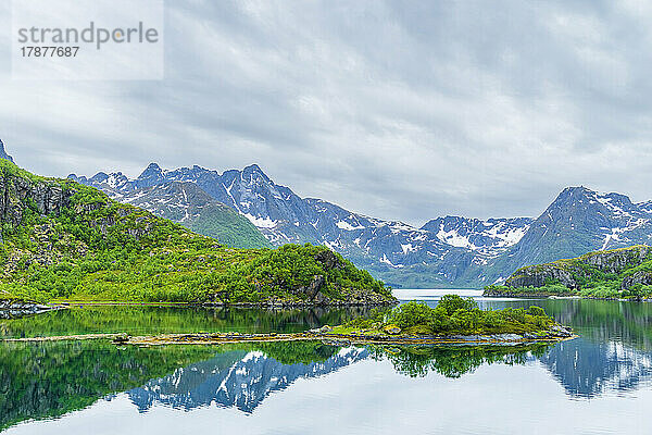 Norwegen  Nordland  Nusfjord  malerischer Blick auf den Hadselfjord auf der Insel Austvagoya