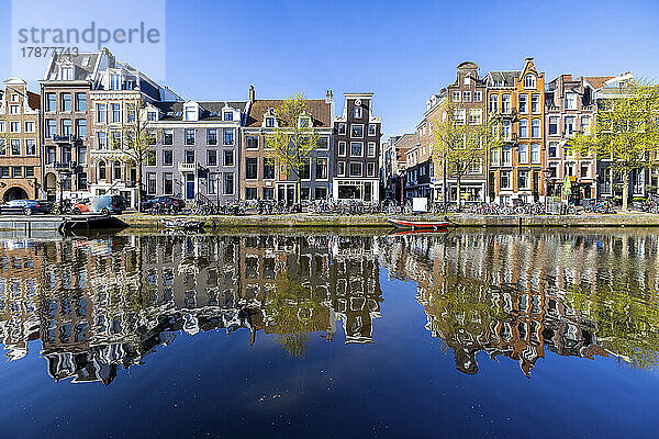 Niederlande  Nordholland  Amsterdam  Reihenhäuser  die sich auf der Oberfläche des Kanalwassers spiegeln