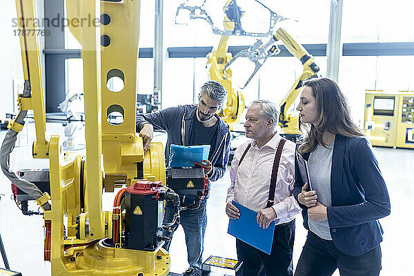 Techniker untersuchen Industrieroboter in der Fabrik