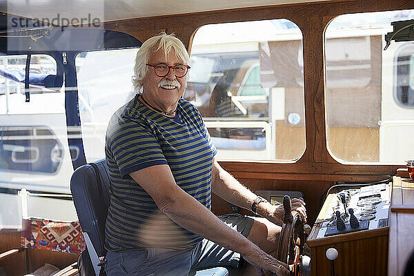 Älterer Mann mit Brille  Segelboot