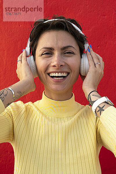 Glückliche Frau mit kabellosen Kopfhörern