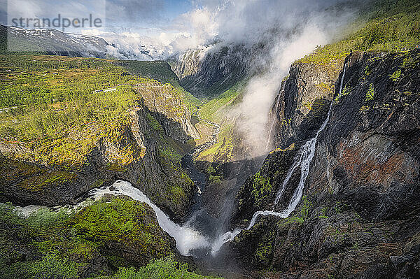 Norwegen  Vestland  malerischer Blick auf den Wasserfall Voringfossen