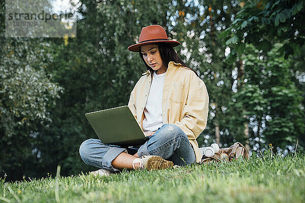 Freiberufler arbeitet am Laptop im Park