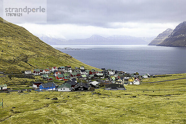 Färöer-Inseln  Eysturoy  Funningur  abgelegenes Fischerdorf mit Fjord im Hintergrund