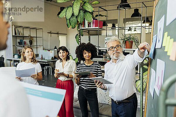 Senior Manager beim Brainstorming mit Kollegen bei Besprechung im Büro