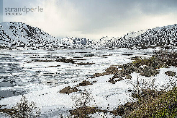Norwegen  Innlandet  Blick auf den See Breiddalsvatnet im Winter