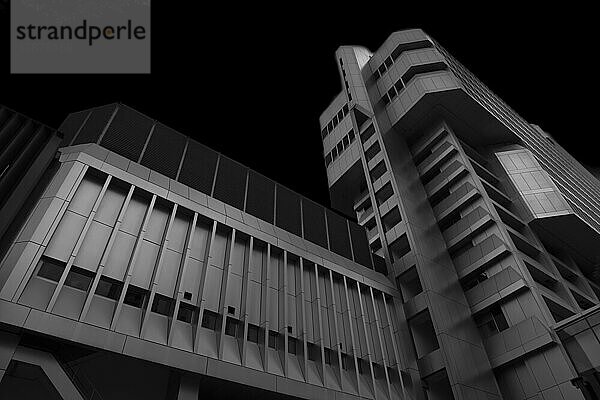 Singapur  Außenansicht eines modernen Gebäudes bei Nacht