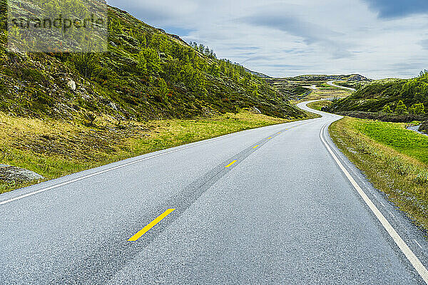 Norwegen  Innlandet  leere Asphaltstraße im Rondane-Nationalpark