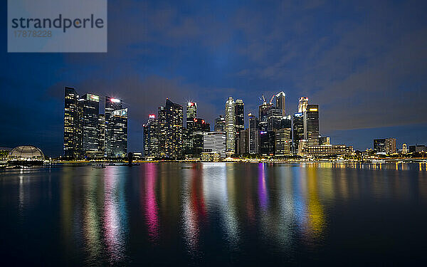 Singapur  Skyline von hohen Wolkenkratzern an der Küste bei Nacht
