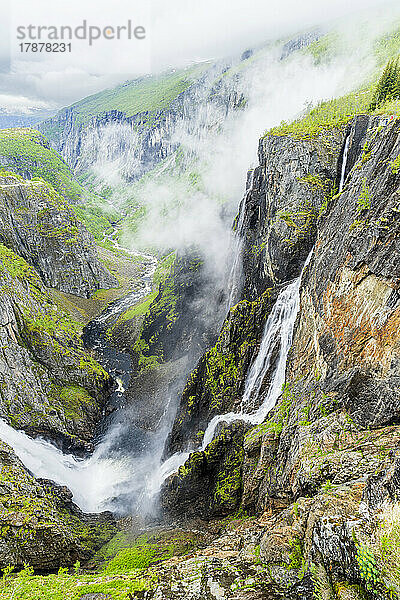 Norwegen  Vestland  malerischer Blick auf den Wasserfall Voringfossen  der das Tal Mabodalen hinunter plätschert