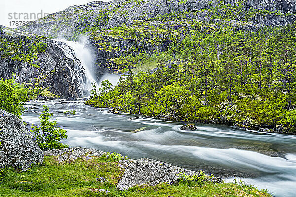 Norwegen  Vestland  Langzeitbelichtung des Wasserfalls Nykkjesoyfossen im Hardangervidda-Gebirge