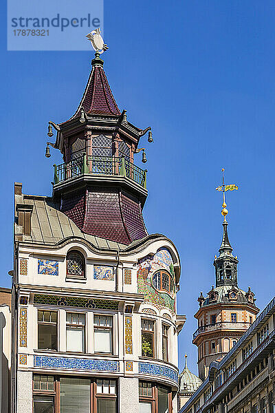 Deutschland  Sachsen  Leipzig  Außenansicht des Café Riquet mit Glockenturm der St.-Nikolaus-Kirche im Hintergrund
