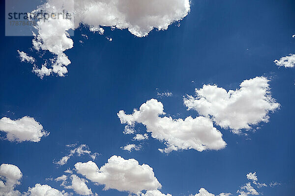 Weiße bauschige Wolken am blauen Himmel