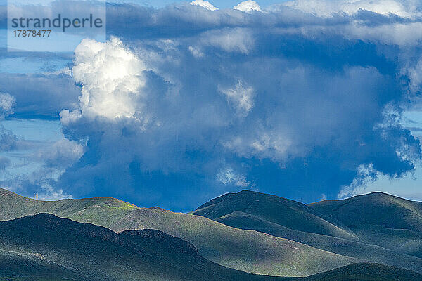 Vereinigte Staaten  Idaho  Bellevue  Wolken über den Ausläufern