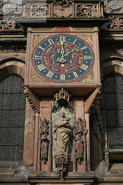Frankreich  Straßburg  Uhr an der Fassade der Kathedrale Notre-Dame von Straßburg