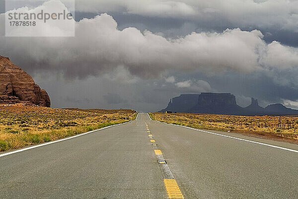 Vereinigte Staaten  Utah  Monument Valley  Sturmwolken über der Wüstenstraße