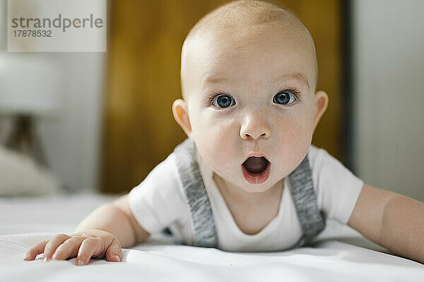 Porträt eines kleinen Jungen (6-11 Monate) mit offenem Mund